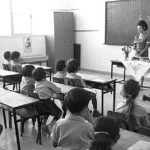 מורה בכיתה עם תלמידים